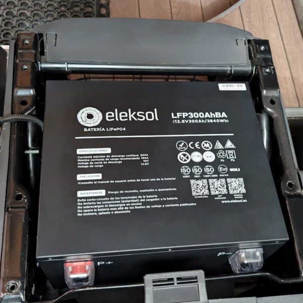 Batería de Litio Eleksol LiFePO4 Bajo Asiento 12,8V 300Ah Bluetooth BMS V2